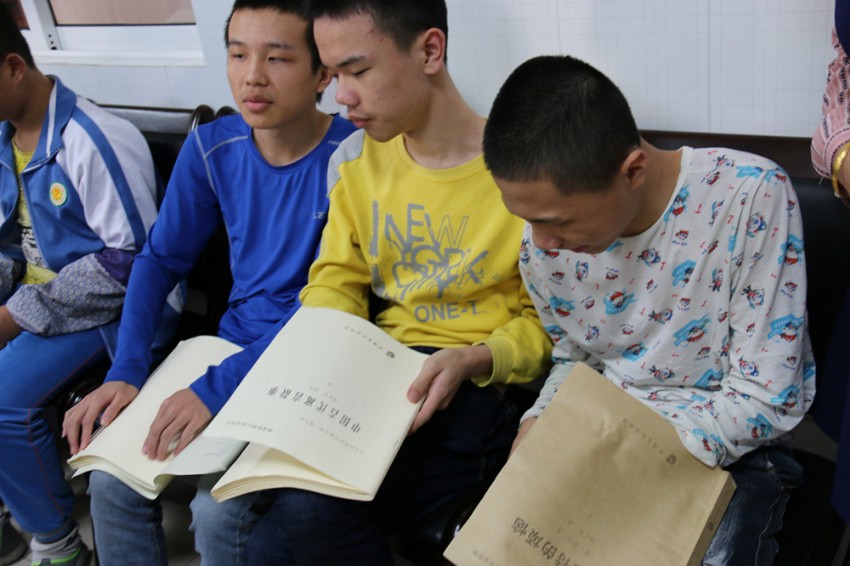 視力障礙學(xué)生體驗(yàn)新書(shū)3_副本.jpg