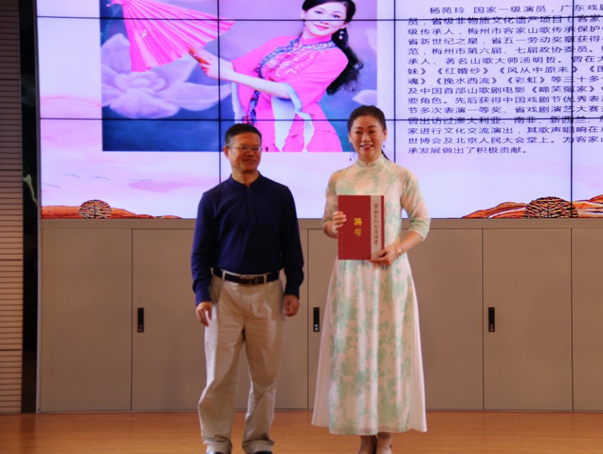 市文廣新局溫文青局長向楊苑玲老師頒發(fā)聘書_副本.jpg
