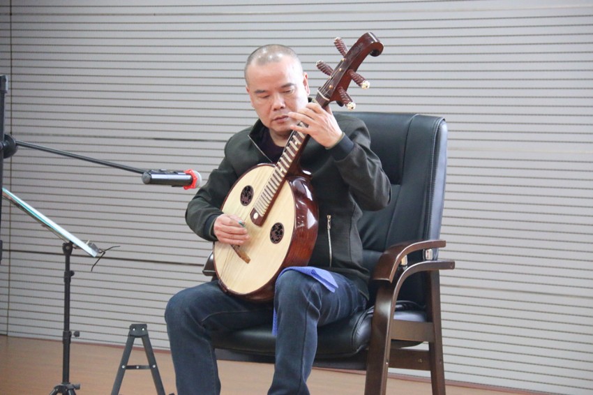 陳會長現(xiàn)場演奏_副本.jpg