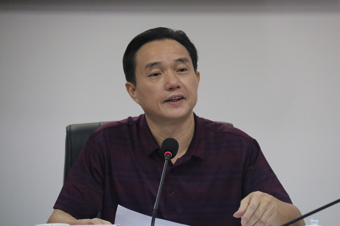 饒金才館長(zhǎng)主持會(huì)議.2.jpg