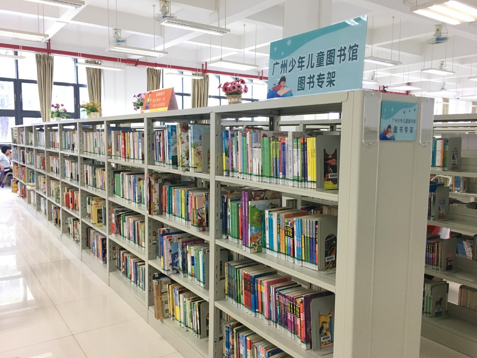 照片6 廣州少年兒童圖書館圖書專架.jpg