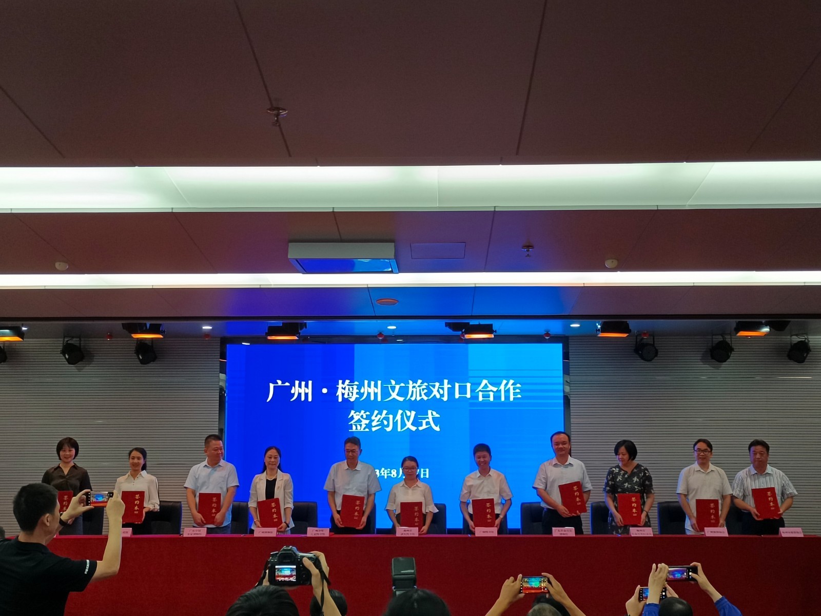 照片10 對(duì)口合作簽約儀式.jpg